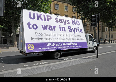 Westminster, London, UK. 29. August 2012. Westminster - Protest gegen Vorgehen gegen Syrien. 29. August 2013, London. Parlament zur Diskussion mögliche Maßnahmen gegen die Syrien zurückgerufen. Die UKIP van mit Anti-Kriegs-Slogan in Whitehall, Downing Street Credit vorbei: PjrNews/Alamy Live News Stockfoto