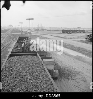 Freiwillige im Rohwer Relocation Center in McGehee, Arkansas, laden Kohle aus einer Gondel auf einen LKW, eine Szene aus dem japanischen Internierungslager während des Zweiten Weltkriegs Stockfoto