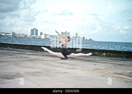 Eine klassische Ballerina aus dem Nationalballett Kuba am Malecon. Stockfoto