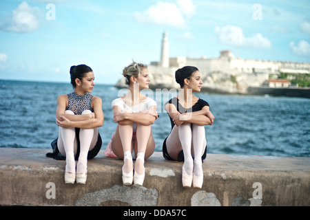 Klassische Ballerinas aus dem Nationalballett Kuba am Malecon. Stockfoto