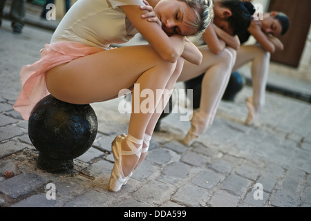 Klassische Ballerinas aus dem Nationalballett Kuba am Malecon. Stockfoto