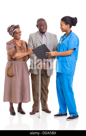 junge weibliche afrikanische Krankenschwester im Gespräch mit älteres paar isoliert auf weißem Hintergrund Stockfoto