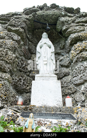 Eine typische traditionelle Grotte Schrein an Maria, die Heilige Jungfrau auf einem ländlichen Friedhof in Irland - Annaghdown, County Galway Stockfoto