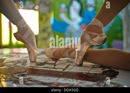 Kubanische Nationalballett-Tänzerin im Studio des kubanischen Künstlers Jose Fuster. Stockfoto