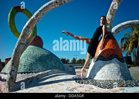 Kubanische Nationalballett-Tänzerin im Studio des kubanischen Künstlers Jose Fuster. Stockfoto