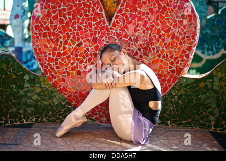 Kubanische Nationalballett-Tänzerin im Studio des kubanischen Künstlers Jose Fuster. Stockfoto