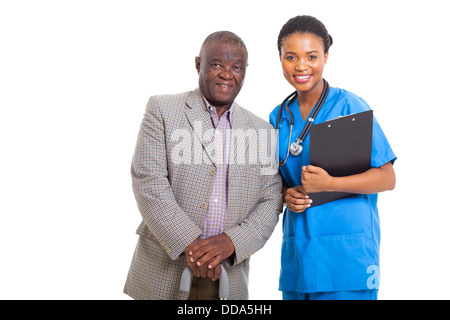 Porträt von senior African American Woman mit Krankenschwester isoliert auf weiss Stockfoto