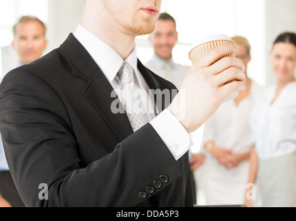 Mann Hand mit Take away Kaffee Stockfoto