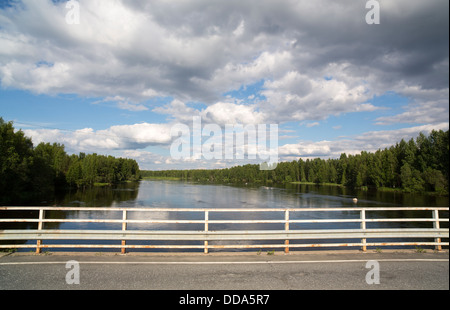 Fluss Tyyrinvirta im Sommer, Finnland Stockfoto