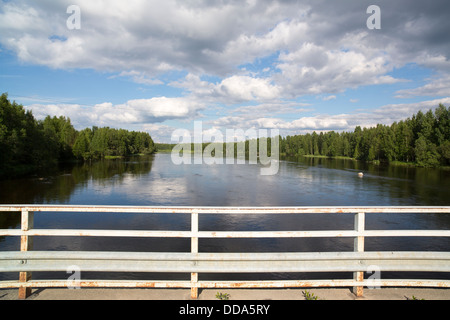 Fluss Tyyrinvirta im Sommer, Finnland Stockfoto