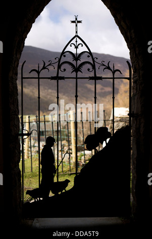 UK, Cumbria, Seenplatte, Buttermere Kirche Hirte Silhouette Veranda Tor Stockfoto