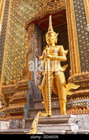 Yaksha, ein Dämon, Bewachung der Phra Mondop-Bibliothek in der Tempelanlage Wat Phra Kaeo in Bangkok, Thailand. Stockfoto