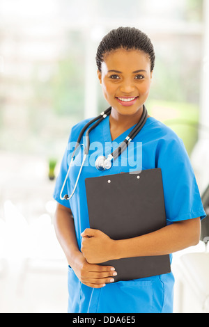 schöne weibliche afrikanische amerikanische Arzt im Büro Stockfoto