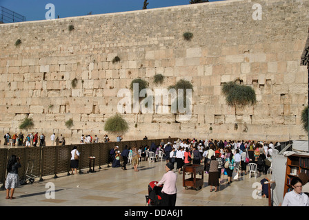 Menschen beten vor der Klagemauer, Jerusalem, Israel Stockfoto