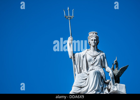 Statue von Britannia mit einem Leber Vogel in Liverpool. Stockfoto