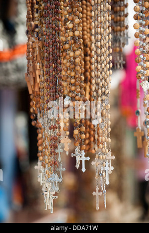 Kruzifix hängen im Souvenir-Shop vor der Kirche des Heiligen Grabes in Jerusalem Stockfoto