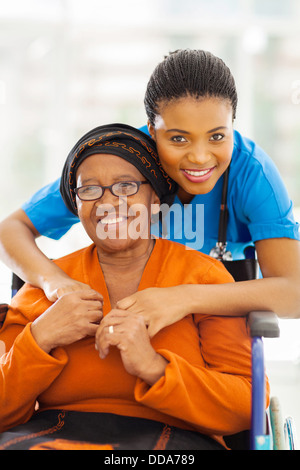 Porträt von senior African behinderte Frau und ihre Betreuer Stockfoto
