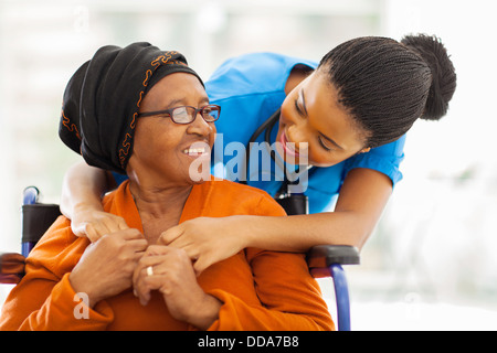 glücklicher senior Patient mit freundliche Krankenschwester Stockfoto