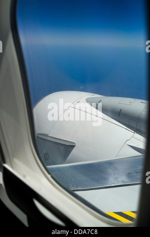 Jet-Engine von innen eine Ryanair Airbus 320 vor einem strahlend blauen Himmel gesehen. Stockfoto