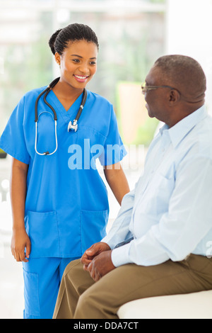 schöne afrikanische Arzt im Gespräch mit älteren Mann Stockfoto