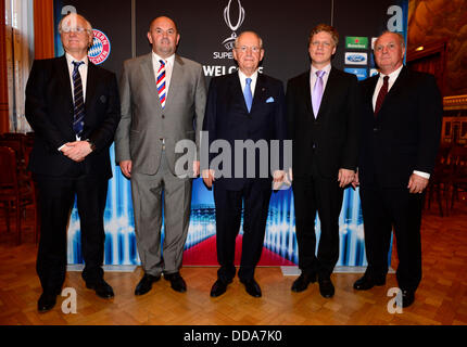 Prag, Tschechische Republik. 29. August 2013. Von links: Präsident des FC Chelsea Bruce Buck, der tschechische Fußball Verein Miroslav Pelta, Vize-Präsident der UEFA Senes Erzk, Bürgermeister von Prag Tomas Hudecek und Präsident des FC Bayern München Uli Hoeneß posieren vor der offiziellen Eröffnung der Fussball Super Cup am Gemeindehaus in Prag, Tschechische Republik, auf Donnerstag, 29. August 2013. FC Bayern München steht FC Chelsea im Super Cup Fußballspiel am Freitag, den 30. August. Bildnachweis: Roman Vondrous/CTK Foto/Alamy Live-Nachrichten Stockfoto