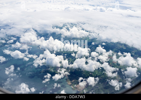 Wolken gesehen von einem Flugzeug fliegt über der Küste von Wales, UK. Stockfoto