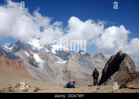 Ein Trekker schaut einen schneebedeckten Gipfel in die Fann Berge von Tadschikistan Stockfoto