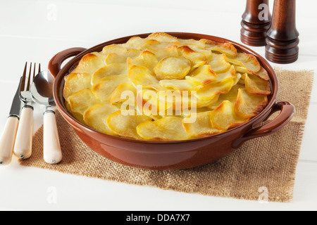 Lancashire Hotpot - regionale Spezialität Lancashire Hotpot, Lamm und Gemüse garniert mit in Scheiben geschnittenen Kartoffeln und Ofen gebacken... Stockfoto