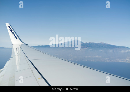 Mount Teide gesehen von innen eine Ryanair Airbus 320 Flugzeuge, Teneriffa, Kanarische Inseln, Spanien Stockfoto