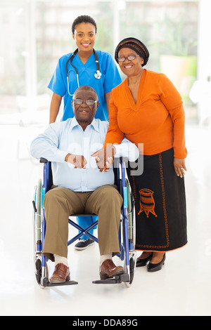Portrait des afrikanischen Gesundheitswesen Arbeitnehmerin mit älteres paar zu Hause Stockfoto