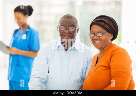 senior afrikanischen Brautpaar in Arztpraxis Stockfoto