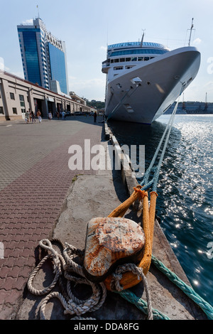 Hafen-Fahrgastschiff vertäut Pier Seil Stockfoto