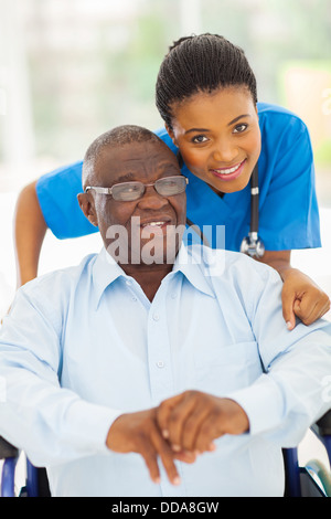 Afrikanische amerikanische Senior und fürsorgliche junge Pflegeperson zu Hause Stockfoto