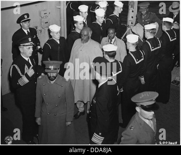 Dieses Foto zeigt Kaiser Haile Selassie von Äthiopien, der die USS Quincy im Great Bitter Lake in Ägypten besucht. Der Besuch fand Anfang der 1950er Jahre statt und beleuchtet die diplomatischen Beziehungen zwischen Äthiopien und den Vereinigten Staaten. Stockfoto