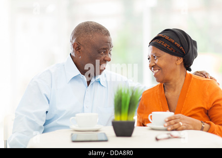 African senior Liebespaar zu Hause entspannen Stockfoto