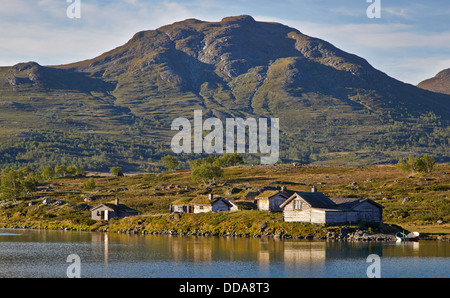 Alten Holzhütten am Ufer des Gjende See bei Gjendesheim im Jotunheimen Nationalpark Norwegen Stockfoto