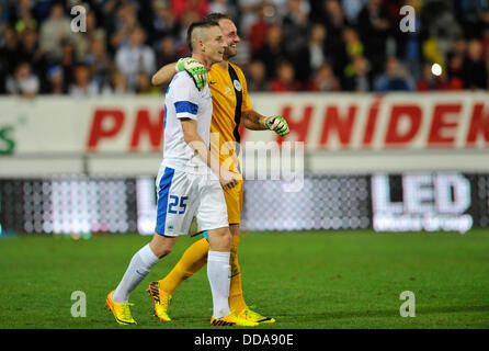 Liberec, Tschechische Republik. 28. Aug, 2013Europa Liga, 4. vorläufige Runde in Liberec. 28. August 2013. Slovan Liberec - Udinese Calcio Spiel der Europa League, 4. Vorrunde in Liberec, Tschechische Republik, 28. August 2013. Von links: Jiri Fleisman und Premysl Kovar von Liberec. Bildnachweis: Radek Petrasek/CTK Foto/Alamy Live-Nachrichten Stockfoto