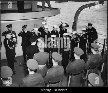 Winston Churchill ist auf der rechten Seite während der Reise von Präsident Franklin D. Roosevelt auf die Krim zu sehen, einem wichtigen Moment in der Diplomatie des Zweiten Weltkriegs und in den internationalen Beziehungen. Stockfoto