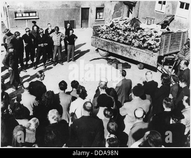 Ein grimmiges Foto aus dem Zweiten Weltkrieg, das die Folgen der Konzentrationslager in Deutschland zeigt, mit Haufen verstorbener Gefangener. Dieses Bild erinnert stark an die Gräueltaten, die während des Holocaust begangen wurden. Stockfoto