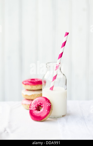 Stapel von Mini-Donuts mit Milch serviert Stockfoto