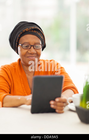 Senior Afrikanerin mit Tablet-PC zu Hause Stockfoto