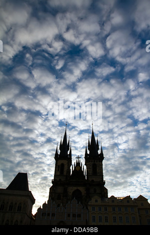 Die Kirche der Mutter Gottes vor Tyn (Frauenkirche vor Tyn) bei Sonnenuntergang. Prag, Tschechische Republik Stockfoto