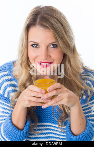 -Modell veröffentlicht. Attraktive junge Frau mit einem Glas Orangensaft Stockfoto