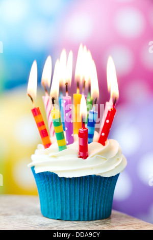 Cupcake mit bunte Geburtstagskerzen dekoriert Stockfoto