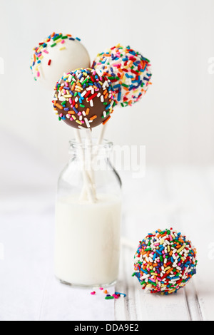 Überdachte Schokoladenkuchen Pops mit bunten Streuseln verziert Stockfoto