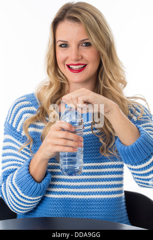 Gesund selbstbewussten jungen Frau mit einem Kunststoff Flasche noch frisch erfrischenden Trinkwasser Isoliert gegen einen weißen Hintergrund mit einen Freistellungspfad Stockfoto