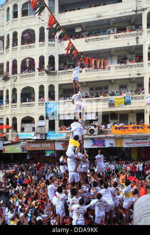 Mumbai, Maharashtra, Indien. 29. August 2013. Hindu-Gruppen in Mumbai zu sammeln für das Dahi Handi-Festival in dem bilden sie menschliche Pyramiden, ähnlich wie spanische Castellers, in einem Versuch, erreichen einen irdenen Topf mit Joghurt, die hoch in der Luft ausgesetzt ist. Die Dahi Handi-Gruppen sind in der Lage, mehr als 9 Ebenen menschlichen Pyramiden einen Weltrekord zu bilden und wenn sie 10 Stufen erreichen sie können verdienen Preise bis zu $40.000 von politischen Parteien, die Masse für Kampagnen Kredit verwenden: Subhash Sharma/ZUMA Draht/Alamy Live News Stockfoto