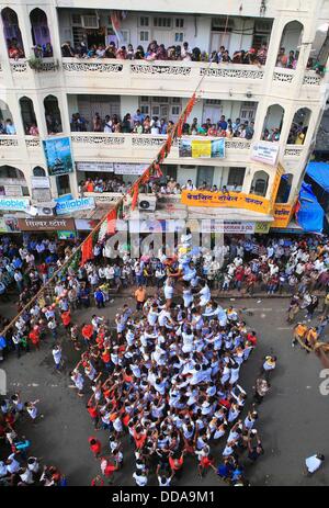 Mumbai, Maharashtra, Indien. 29. August 2013. Hindu-Gruppen in Mumbai zu sammeln für das Dahi Handi-Festival in dem bilden sie menschliche Pyramiden, ähnlich wie spanische Castellers, in einem Versuch, erreichen einen irdenen Topf mit Joghurt, die hoch in der Luft ausgesetzt ist. Die Dahi Handi-Gruppen sind in der Lage, mehr als 9 Ebenen menschlichen Pyramiden einen Weltrekord zu bilden und wenn sie 10 Stufen erreichen sie können verdienen Preise bis zu $40.000 von politischen Parteien, die Masse für Kampagnen Kredit verwenden: Subhash Sharma/ZUMA Draht/Alamy Live News Stockfoto