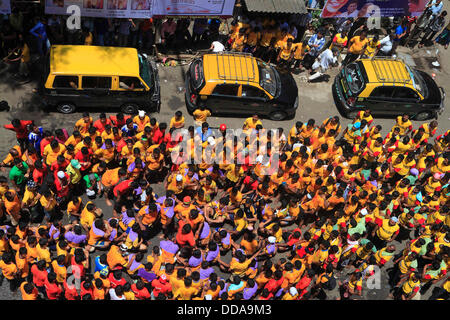 Mumbai, Maharashtra, Indien. 29. August 2013. Hindu-Gruppen in Mumbai zu sammeln für das Dahi Handi-Festival in dem bilden sie menschliche Pyramiden, ähnlich wie spanische Castellers, in einem Versuch, erreichen einen irdenen Topf mit Joghurt, die hoch in der Luft ausgesetzt ist. Die Dahi Handi-Gruppen sind in der Lage, mehr als 9 Ebenen menschlichen Pyramiden einen Weltrekord zu bilden und wenn sie 10 Stufen erreichen sie können verdienen Preise bis zu $40.000 von politischen Parteien, die Masse für Kampagnen Kredit verwenden: Subhash Sharma/ZUMA Draht/Alamy Live News Stockfoto