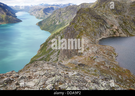 Besseggen-Grat-Wanderung im Nationalpark Jotunheimen Norwegen navigiert den schmalen Streifen zwischen See Gjende und Bessvatnet Stockfoto